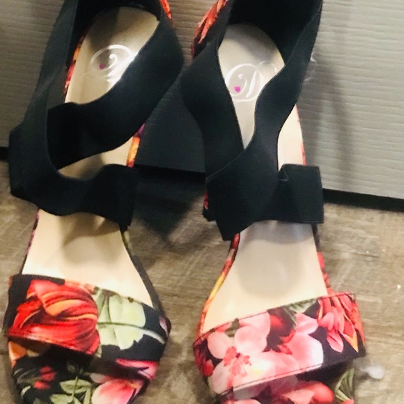 Shoes - Picture 1 of 4